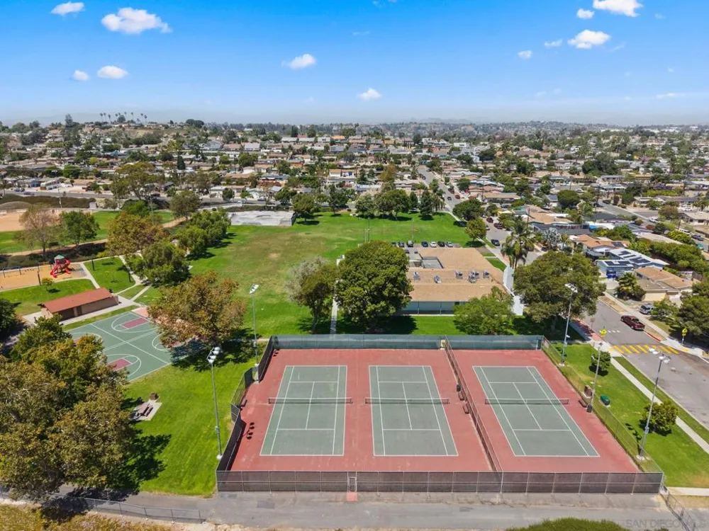 2787 Thunder Dr Oceanside, CA 92056