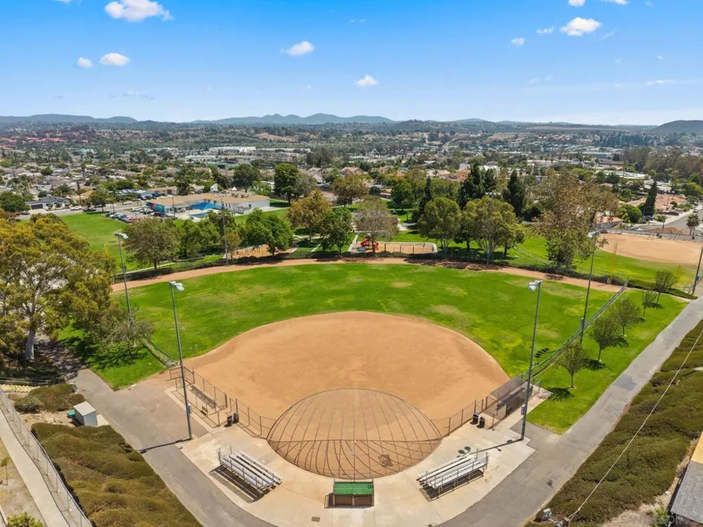 2787 Thunder Dr Oceanside, CA 92056