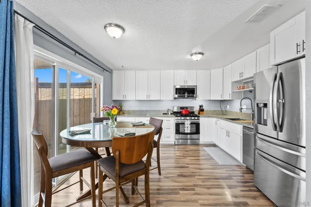 2787 Thunder Dr Oceanside, CA 92056