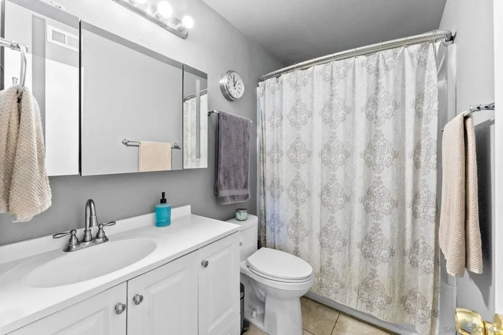 2787 Thunder Dr Oceanside, CA 92056