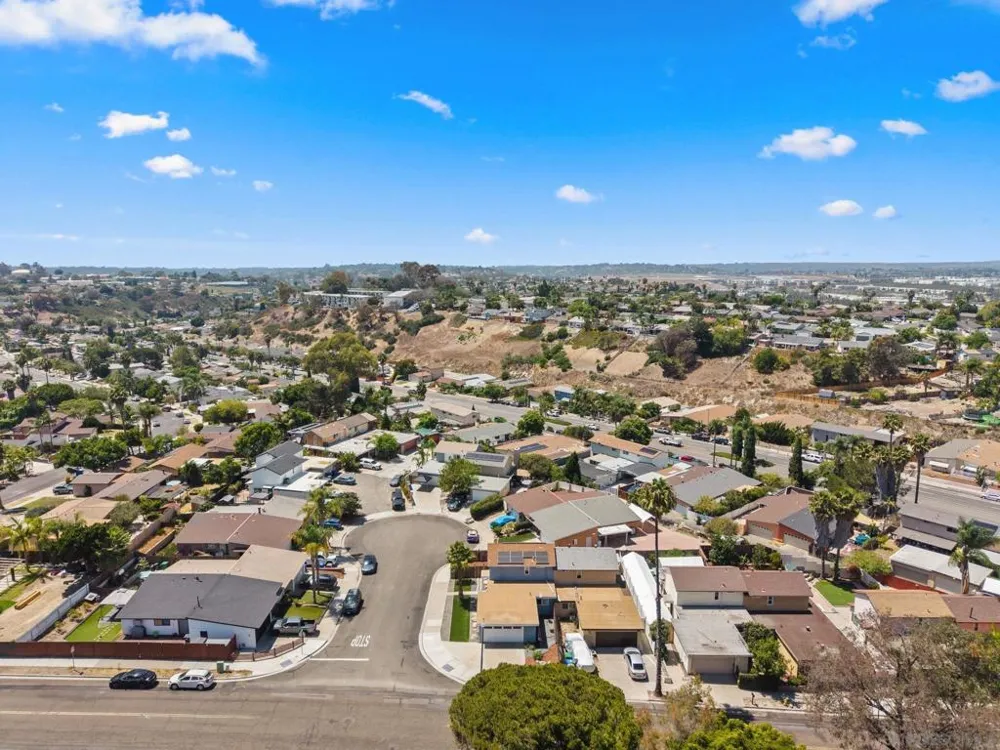 2787 Thunder Dr Oceanside, CA 92056
