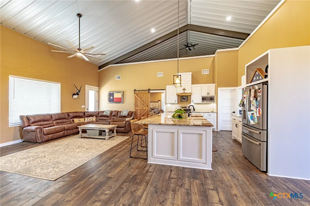 487 County Road 301 Shiner, TX 77984