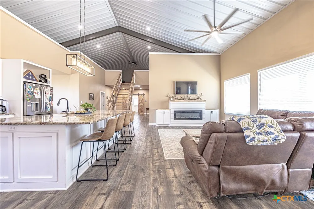 487 County Road 301 Shiner, TX 77984