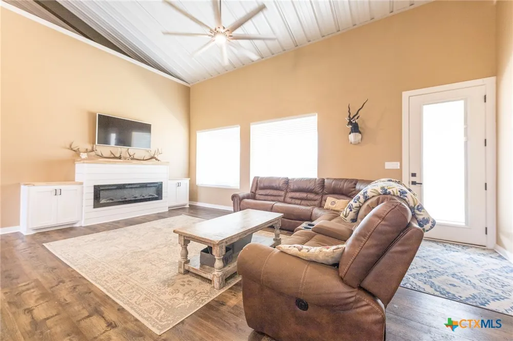 487 County Road 301 Shiner, TX 77984