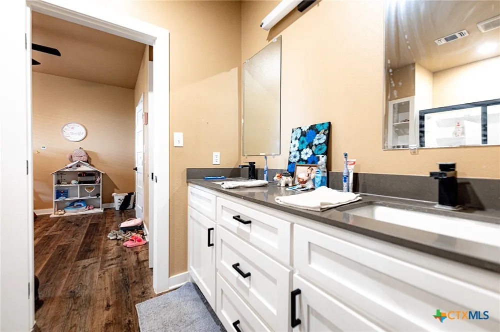 487 County Road 301 Shiner, TX 77984