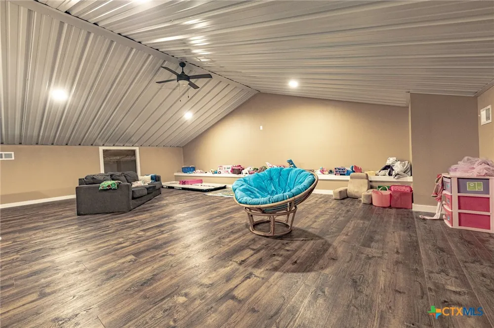 487 County Road 301 Shiner, TX 77984