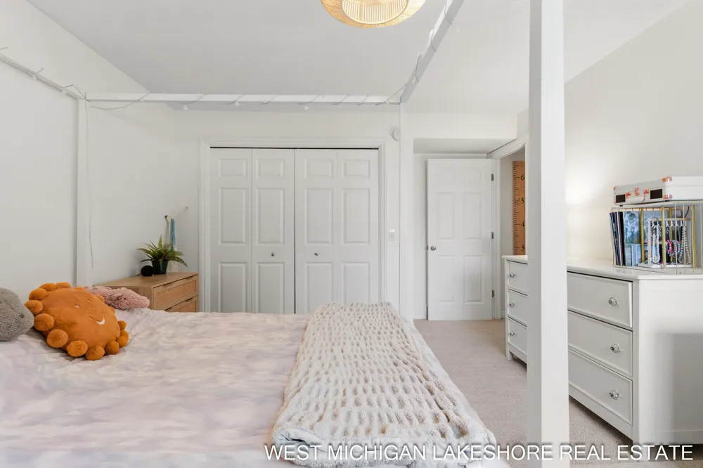 3260 Lorrimar Lane Saugatuck, MI 49453