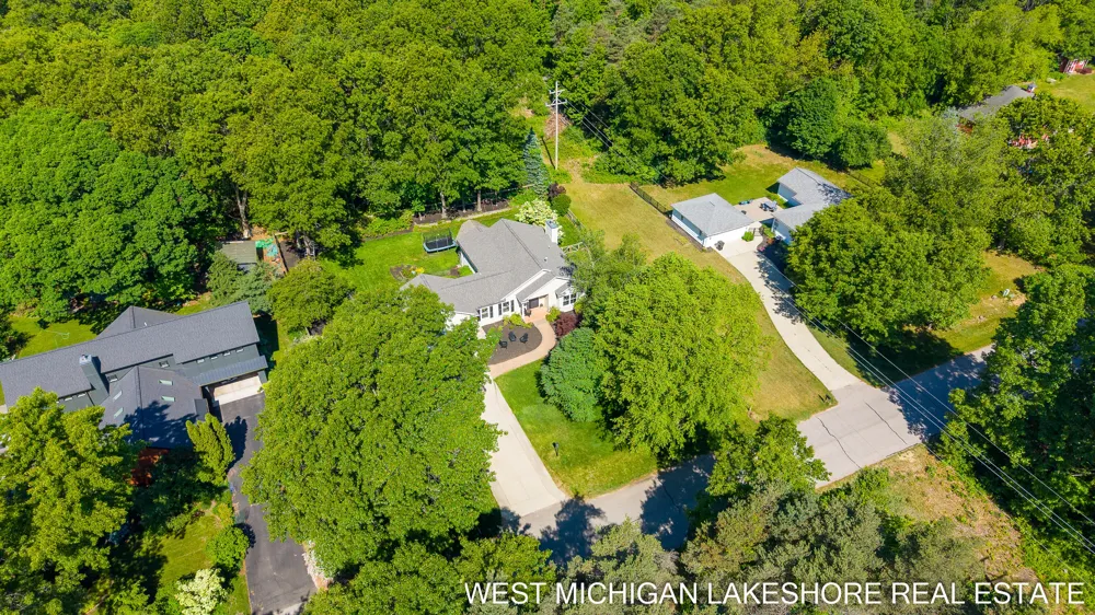 3260 Lorrimar Lane Saugatuck, MI 49453