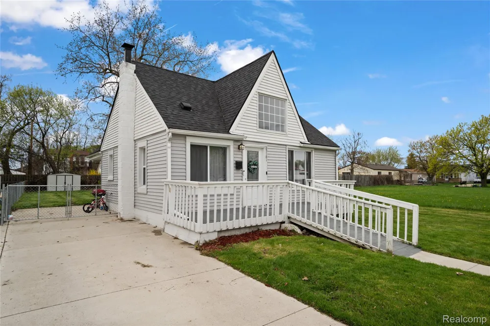 25181 Lawn Street Roseville City, MI 48066