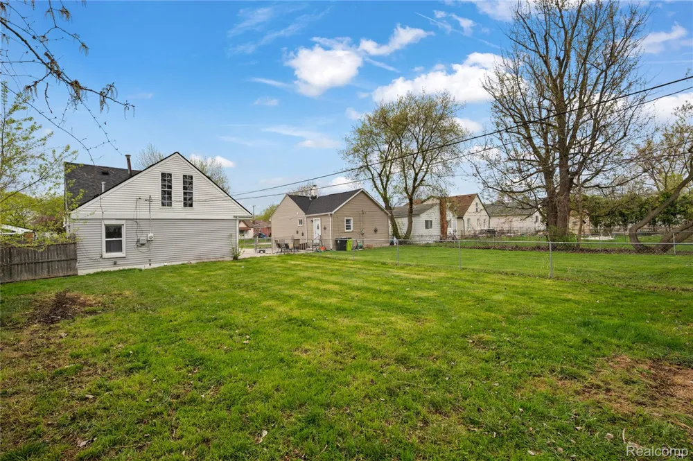 25181 Lawn Street Roseville City, MI 48066
