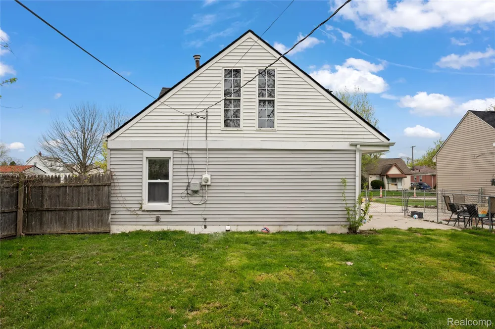 25181 Lawn Street Roseville City, MI 48066