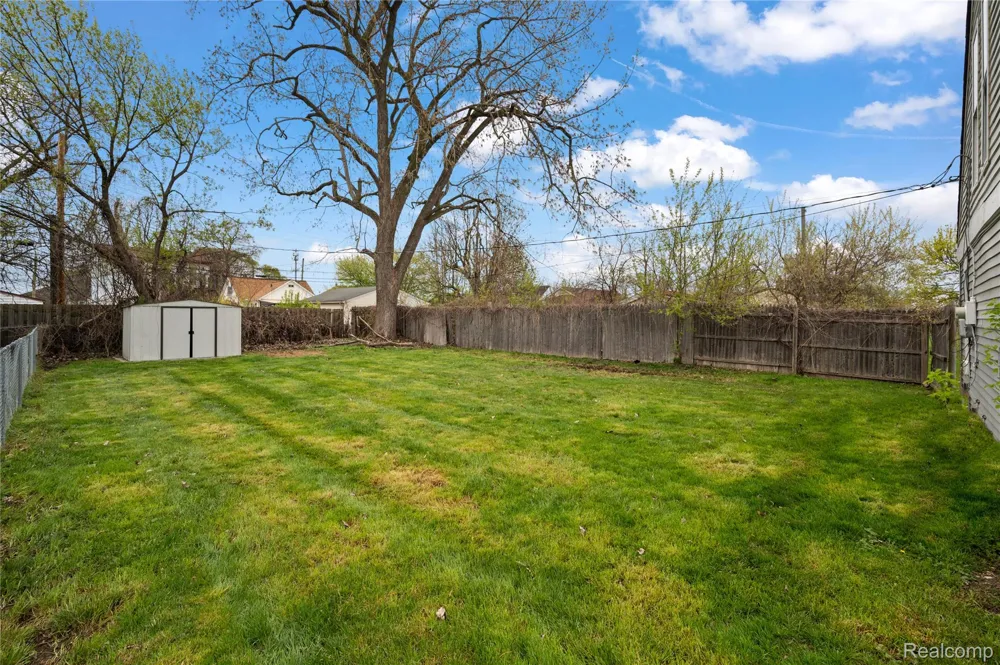 25181 Lawn Street Roseville City, MI 48066