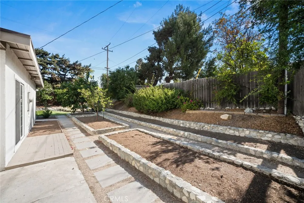 1686 Longwood Avenue Claremont, CA 91711