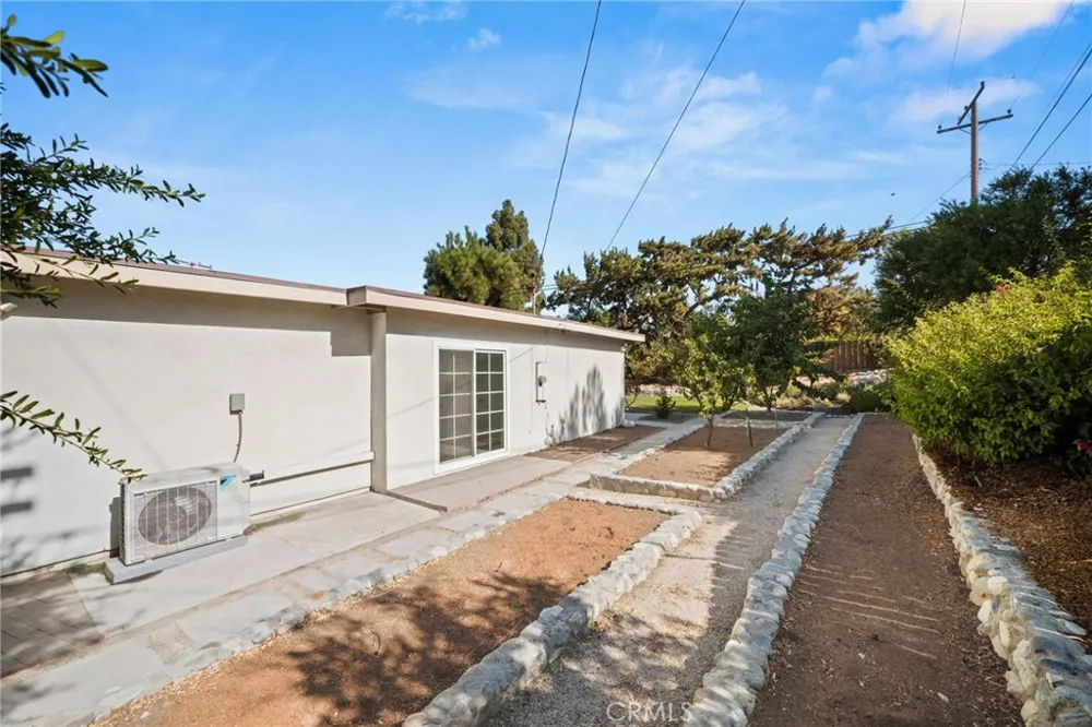 1686 Longwood Avenue Claremont, CA 91711