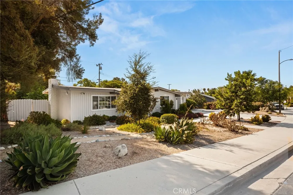 1686 Longwood Avenue Claremont, CA 91711
