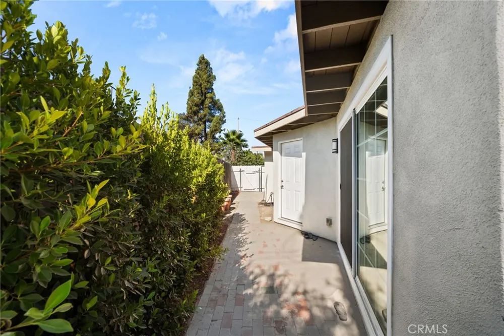 1686 Longwood Avenue Claremont, CA 91711