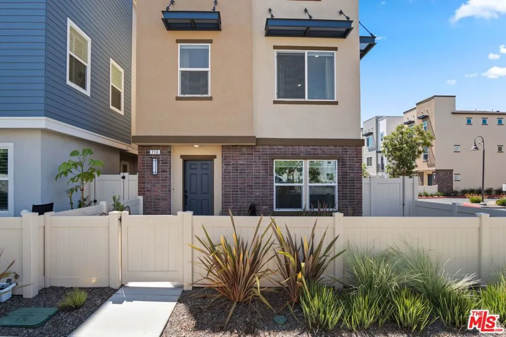 716 Sienna Way Inglewood, CA 90301