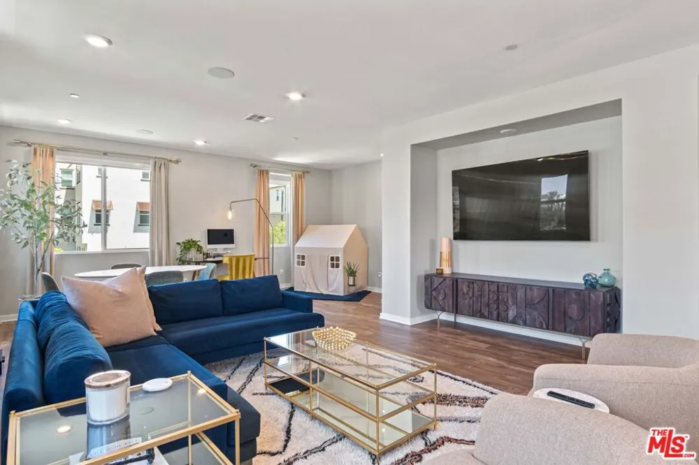 716 Sienna Way Inglewood, CA 90301