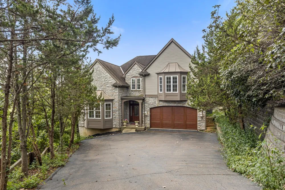 1046 Tuscany Place Cincinnati, OH 45226