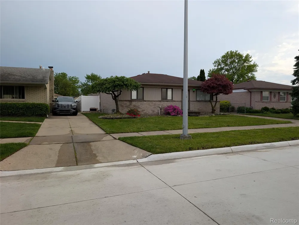 16318 Wellington Avenue Roseville City, MI 48066