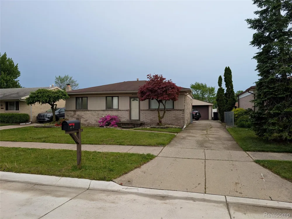 16318 Wellington Avenue Roseville City, MI 48066