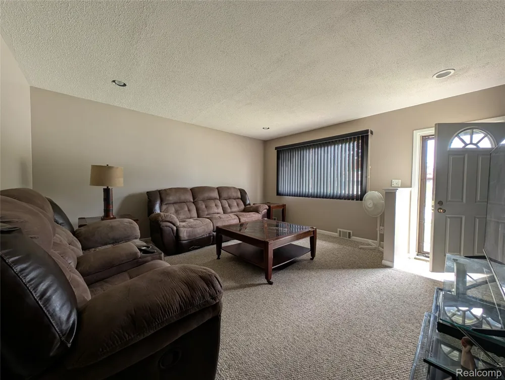16318 Wellington Avenue Roseville City, MI 48066