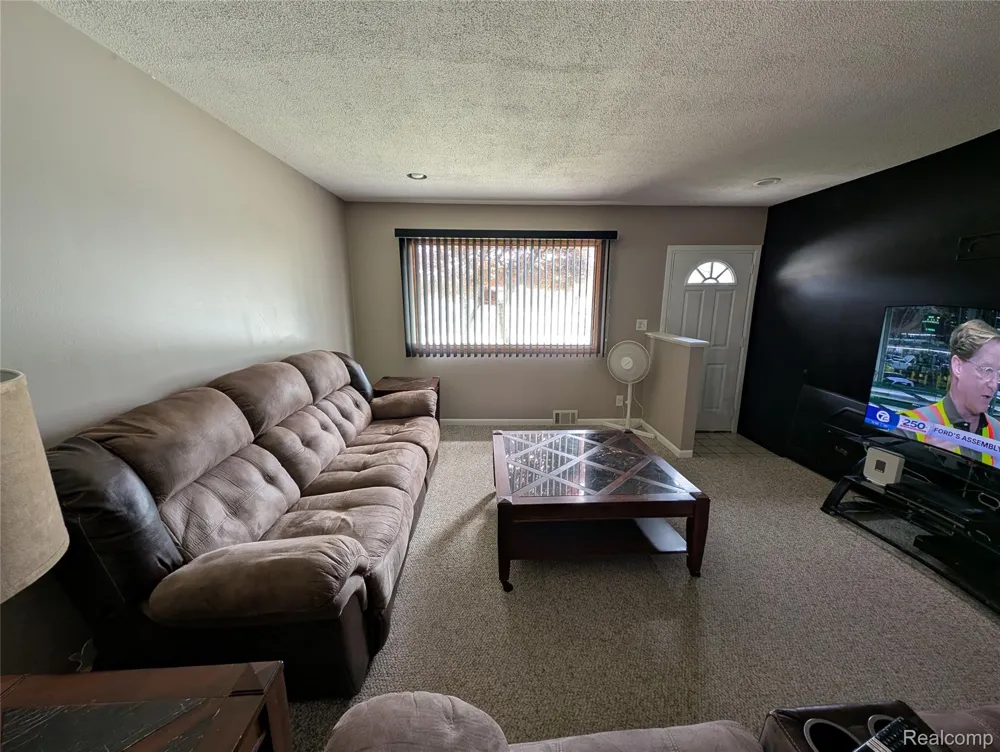16318 Wellington Avenue Roseville City, MI 48066