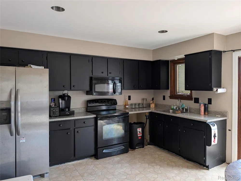 16318 Wellington Avenue Roseville City, MI 48066