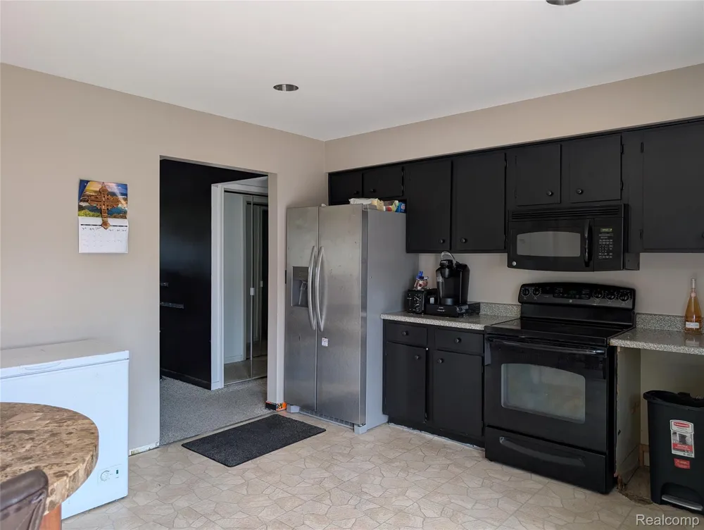 16318 Wellington Avenue Roseville City, MI 48066