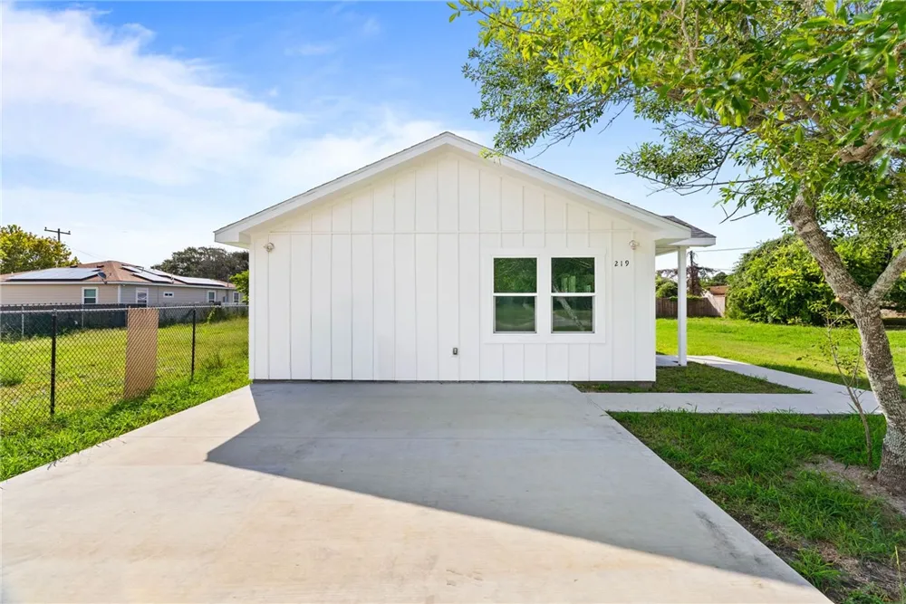 219 S 10th Street Aransas Pass, TX 78336