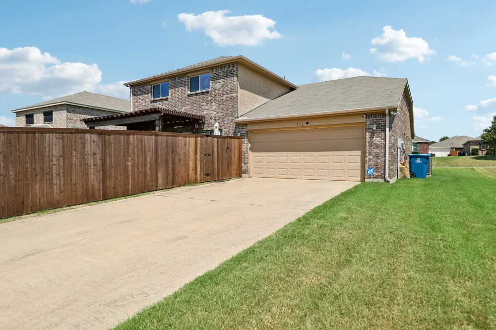 716 Snowy Orchid Lane DeSoto, TX 75115