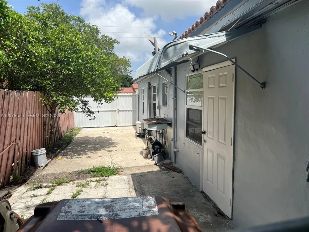 5490 W 2nd Ave Hialeah, FL 33012