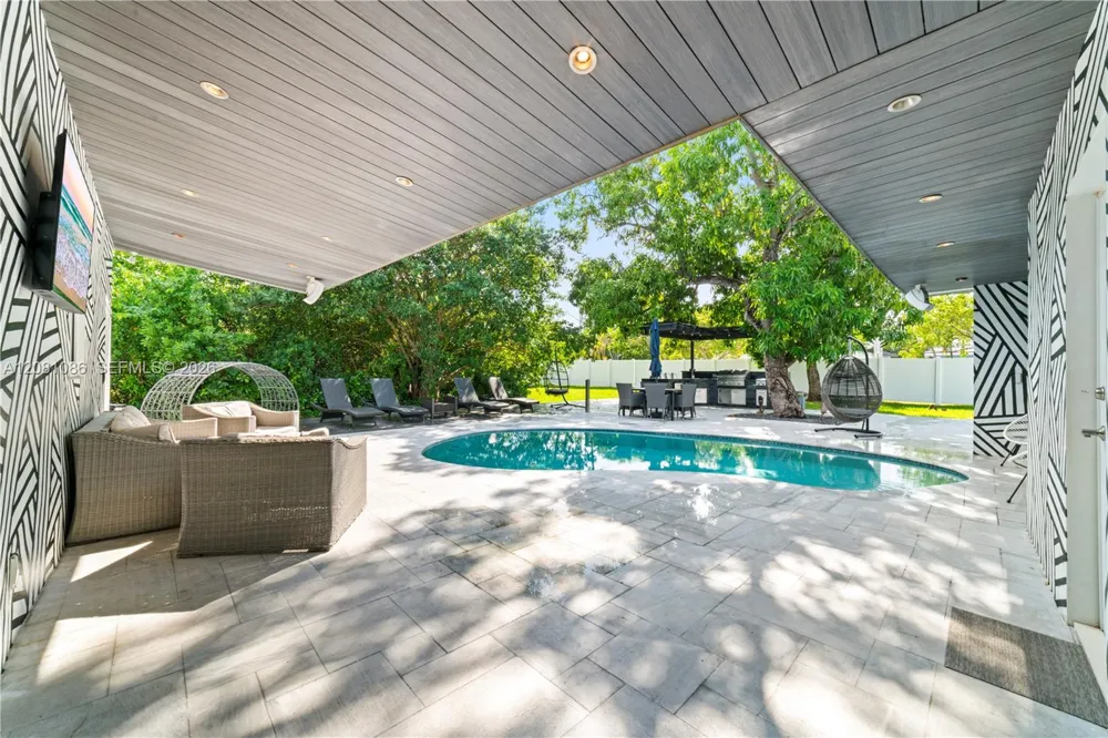 2200 NE 192nd St Miami, FL 33180