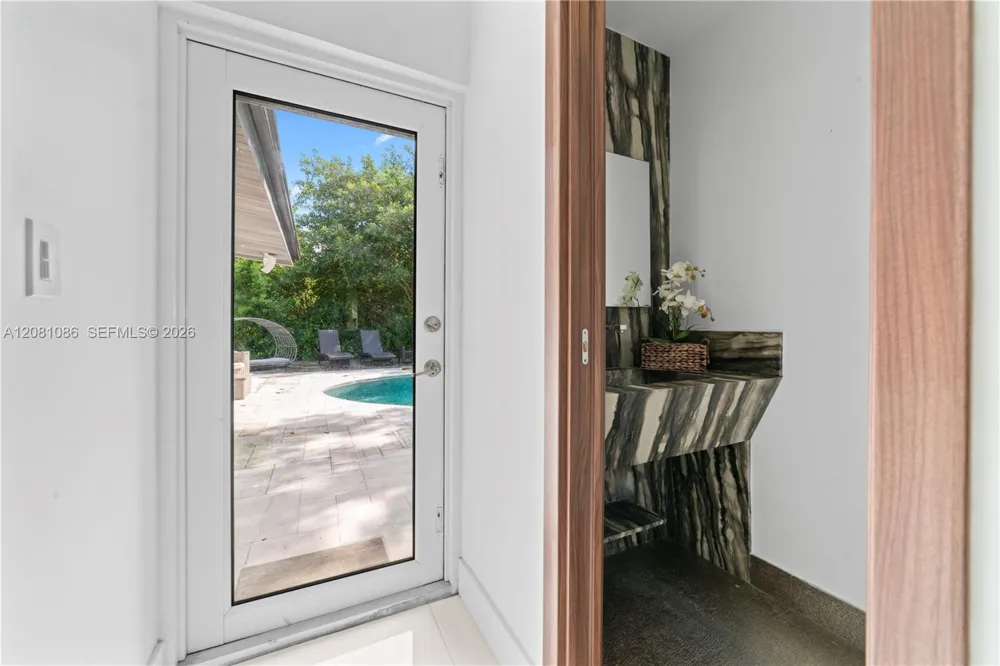 2200 NE 192nd St Miami, FL 33180