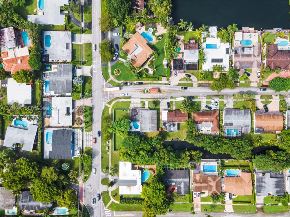 2200 NE 192nd St Miami, FL 33180