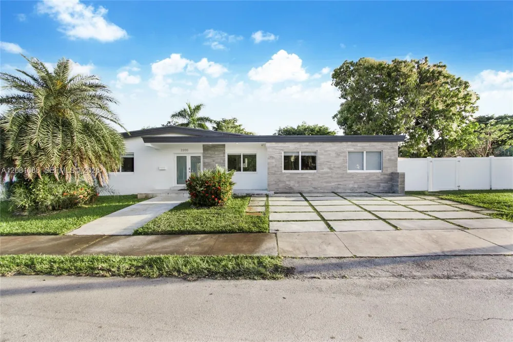 2200 NE 192nd St Miami, FL 33180