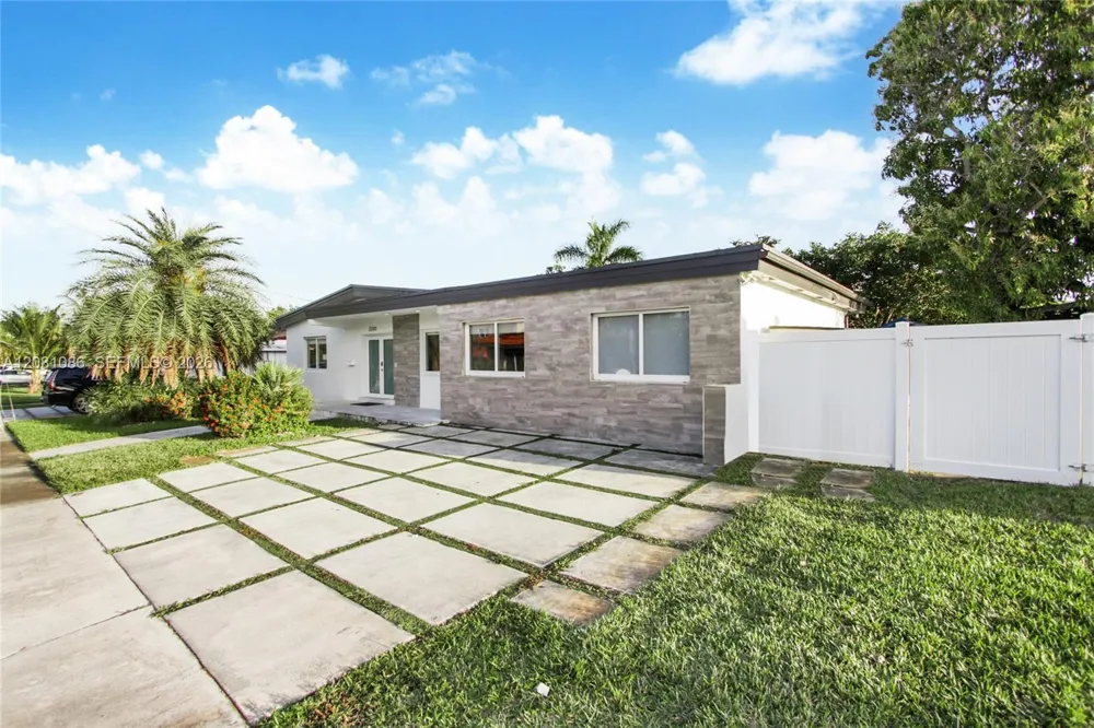 2200 NE 192nd St Miami, FL 33180