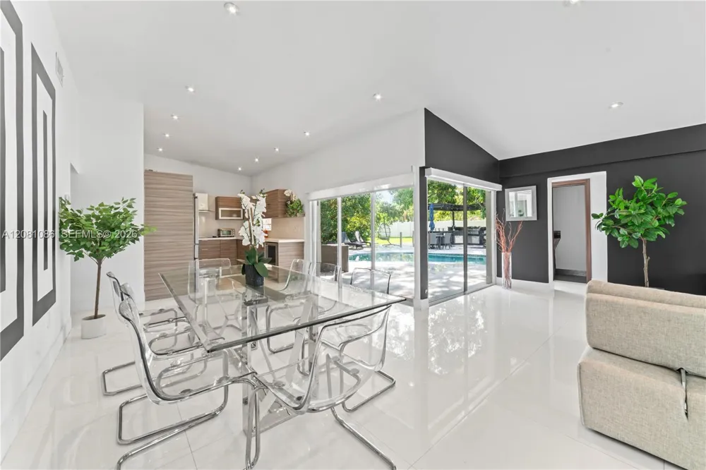 2200 NE 192nd St Miami, FL 33180