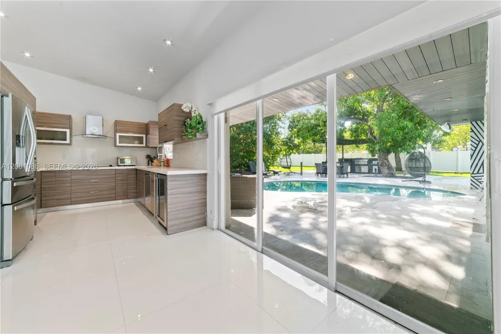 2200 NE 192nd St Miami, FL 33180