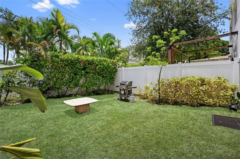 617 NE 14th Ave Fort Lauderdale, FL 33304