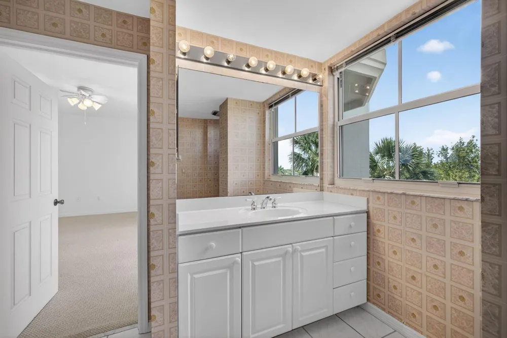 1660 S Highway A1A (Incl. separate deeded guest suite) #222 Jupiter, FL 33477