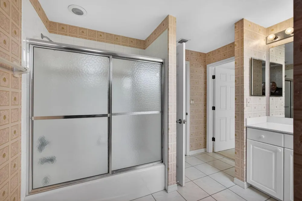1660 S Highway A1A (Incl. separate deeded guest suite) #222 Jupiter, FL 33477