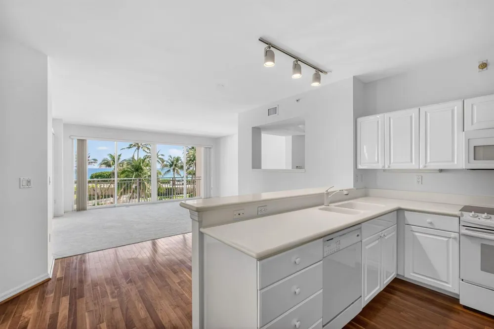 1660 S Highway A1A (Incl. separate deeded guest suite) #222 Jupiter, FL 33477