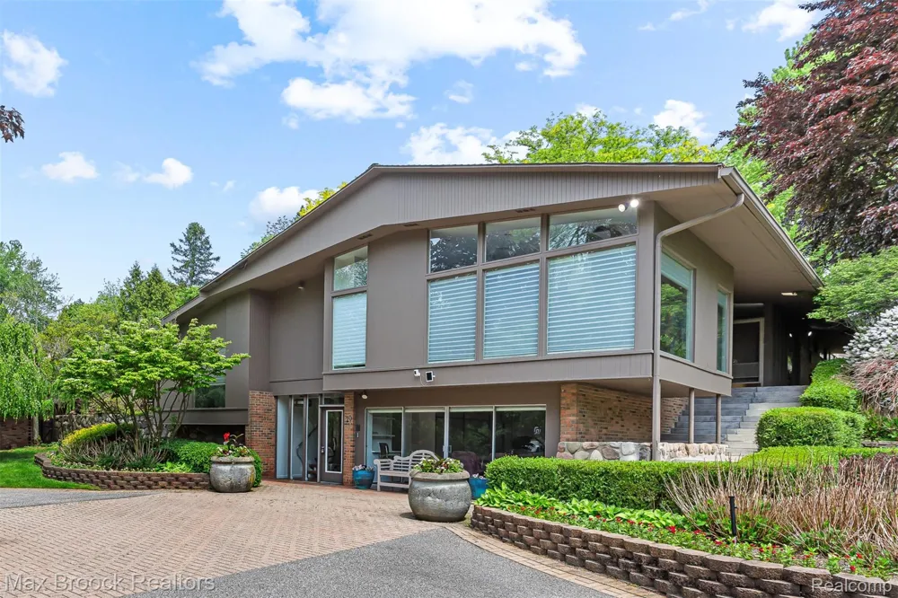 20 Martell Drive Bloomfield Charter Township, MI 48304