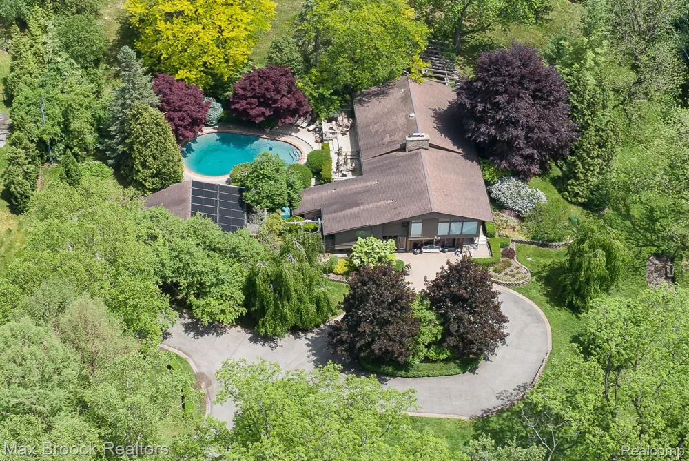 20 Martell Drive Bloomfield Charter Township, MI 48304