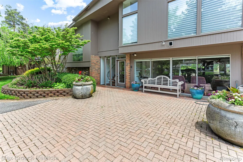 20 Martell Drive Bloomfield Charter Township, MI 48304