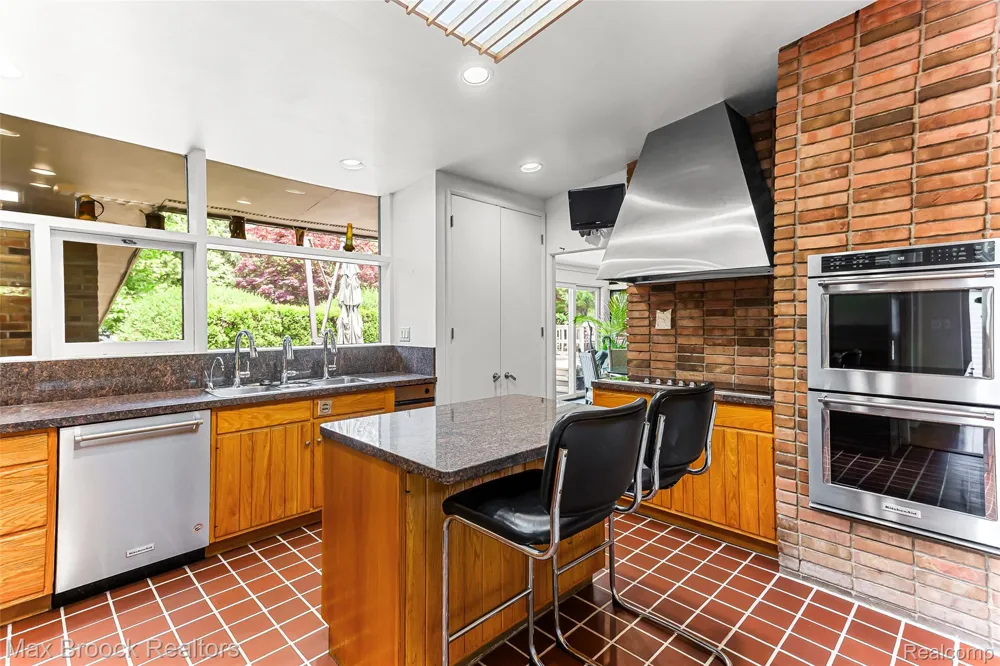20 Martell Drive Bloomfield Charter Township, MI 48304