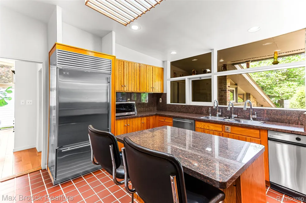 20 Martell Drive Bloomfield Charter Township, MI 48304