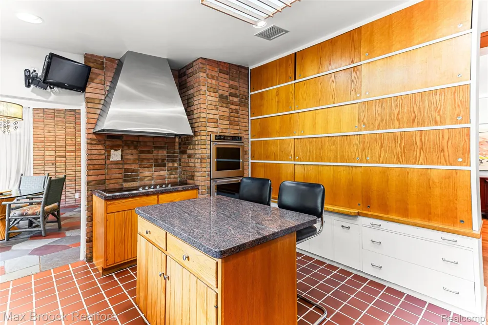 20 Martell Drive Bloomfield Charter Township, MI 48304