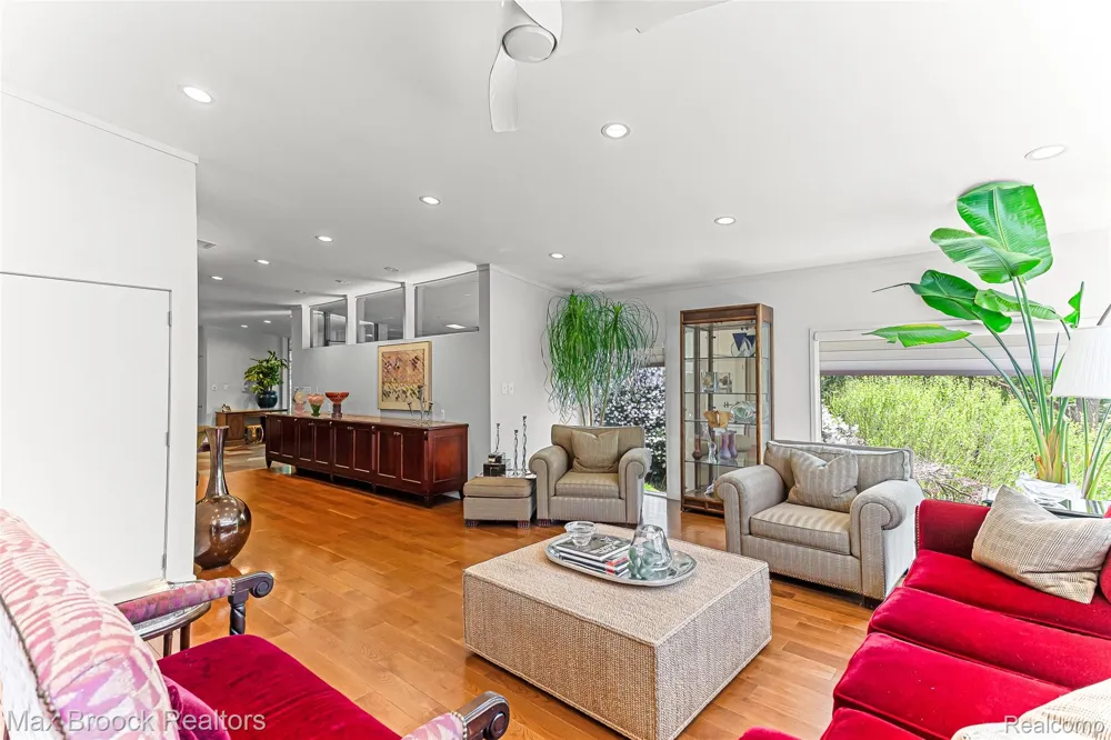 20 Martell Drive Bloomfield Charter Township, MI 48304